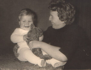 Ralf als Baby mit Stoffdackel