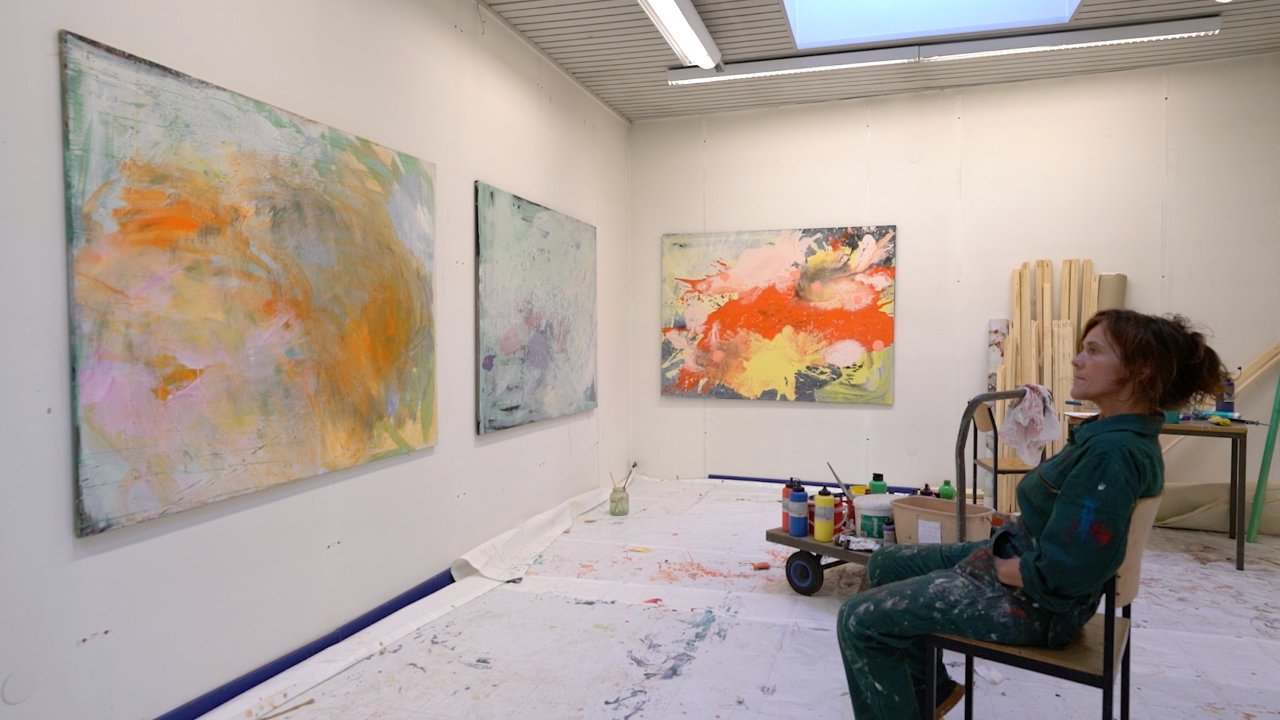 Imagefilm Sabine Endres in ihrem Atelier vor großformatigen Bildern