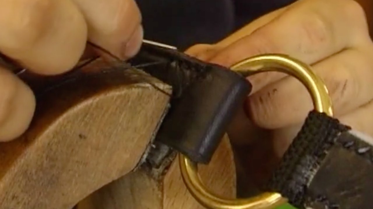 Imagefilm Hände bei der Sattlerarbeit, Nahaufnahme